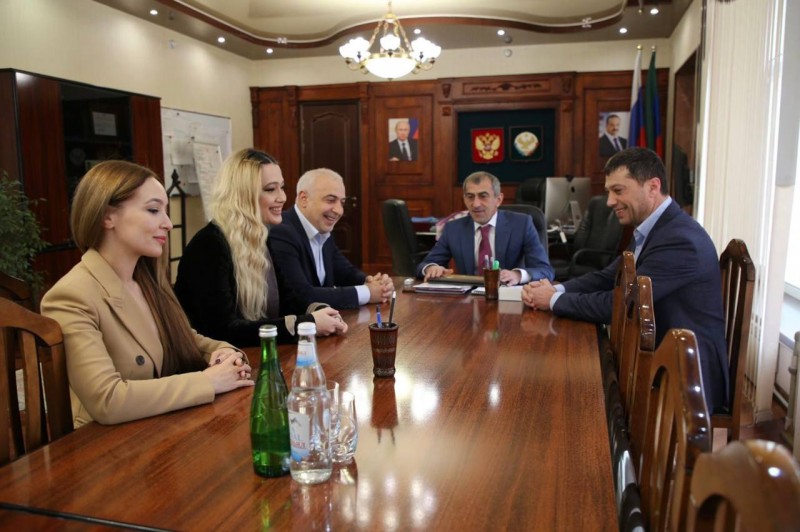 Глава Минэкономразвития РД отметил сотрудников Минимущества Дагестана благодарственными письмами