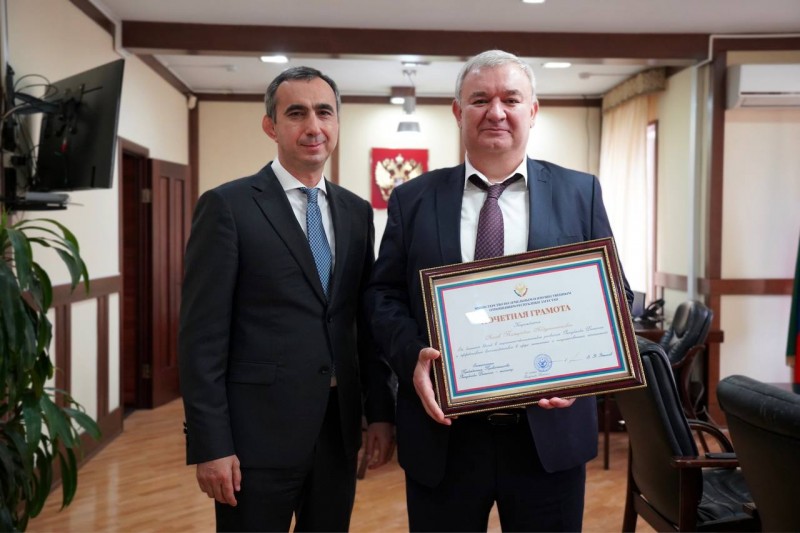 Заур Эминов наградил Почетными грамотами сотрудников Налоговой службы