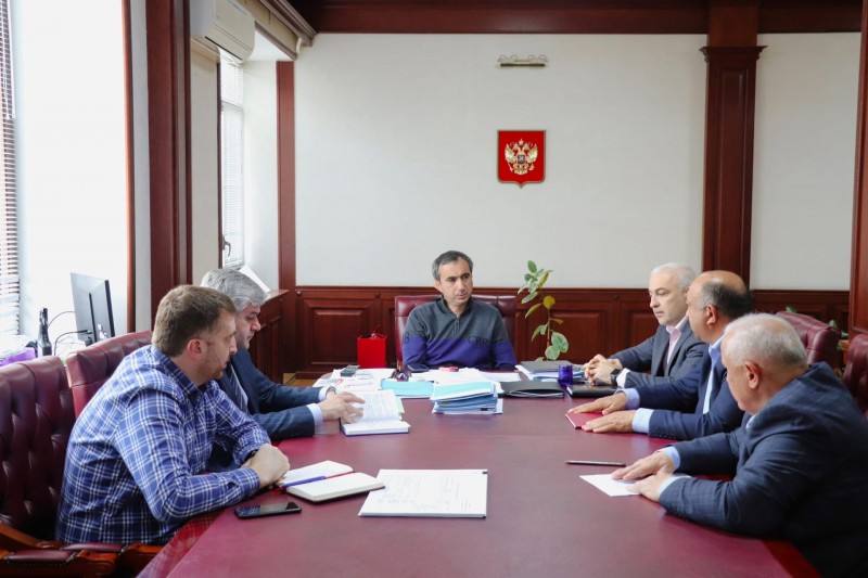 Заур Эминов провел рабочую встречу с Главой Кумторкалинского района