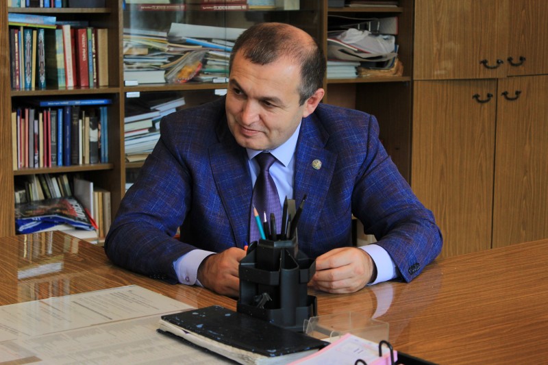 Агарагим Кагиргаджиев посетил генерал-майора в отставке Омара Муртазалиева по поручению главы