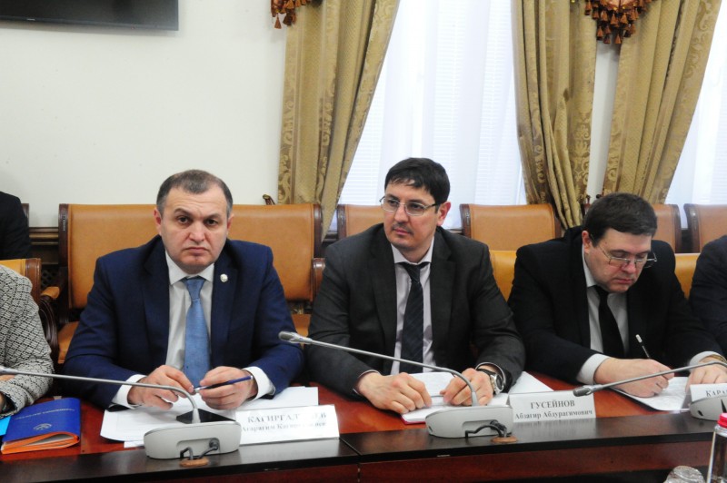 Агарагим Кагиргаджиев принял участие в совещании по вопросам связанным с объектами инженерной и социальной инфраструктуры, построенными в нарушении установленных норм