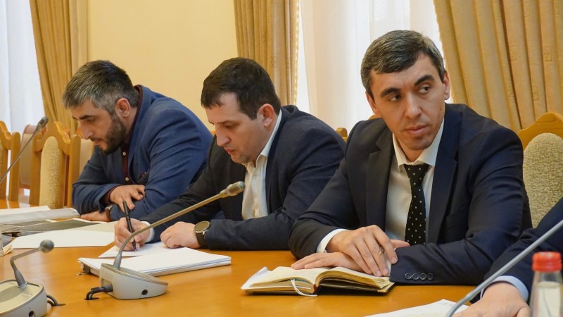 Под руководством Заура Эминова прошло совещание по вопросу использования части земельного участка трассы государственного скотопрогона, расположенного в Сулакской зоне