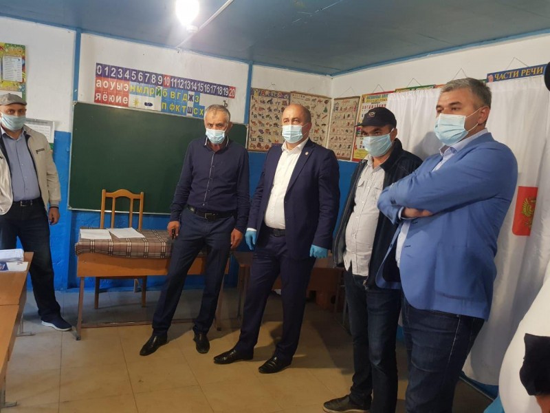 Хабиб Джанаев проверил ход голосования на избирательных участках в Тляратинском районе