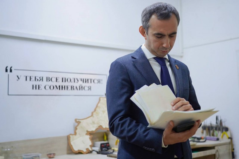 Заур Эминов посетил ювелирную мастерскую для инвалидов-колясочников и людей с ограниченными возможностями здоровья
