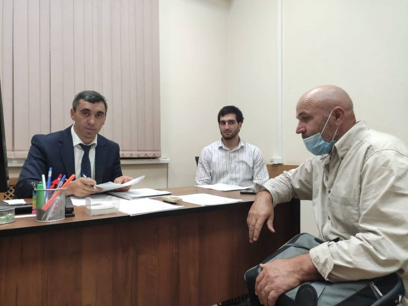 Начальник управления земельных отношений Алефтин Абдуллаев провел приём граждан