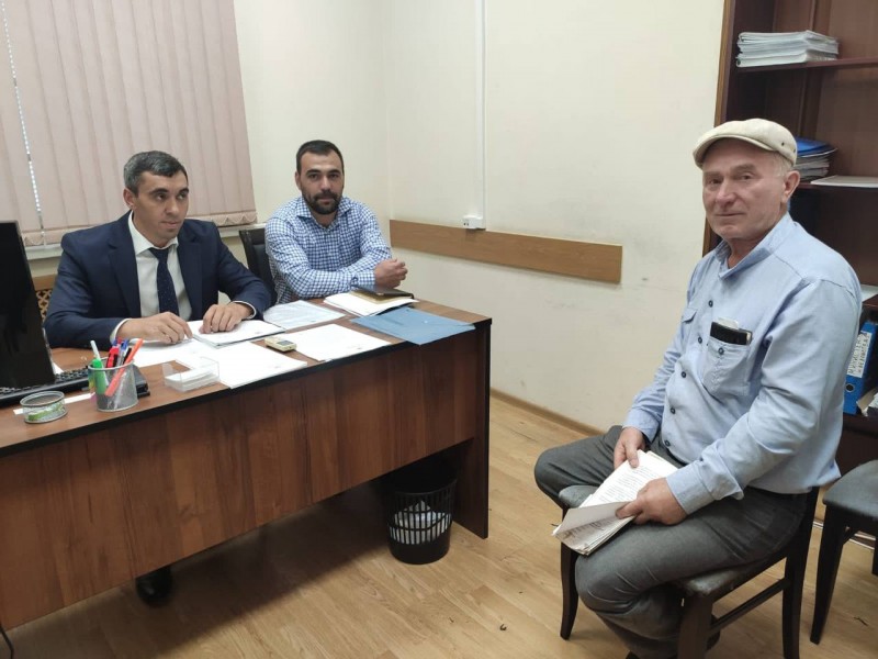 Начальник управления земельных отношений Алефтин Абдуллаев провел приём граждан