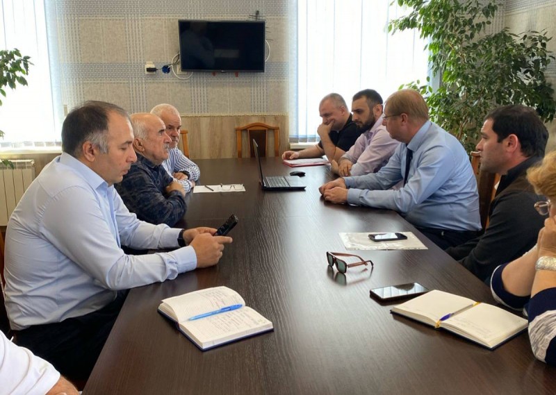 С рабочим визитом Казбековский район посетил начальник управления Минимущества Дагестана Темирхан Халилов, совместно с сотрудниками управления Росреестра по РД