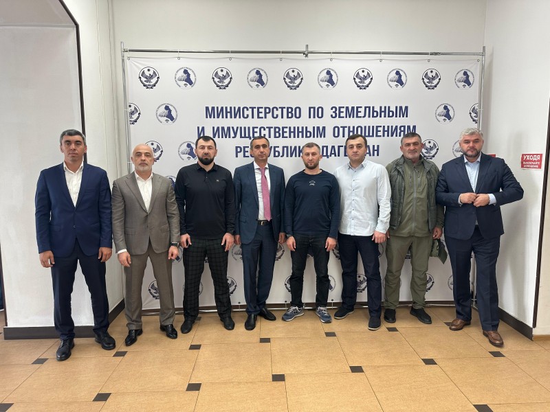 Трое сотрудников Минимущества Дагестана отправляются добровольцами в зону СВО