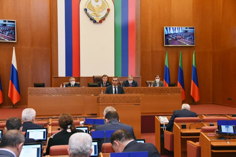 Заур Эминов выступил с докладом на сессии Народного собрания Республики Дагестан