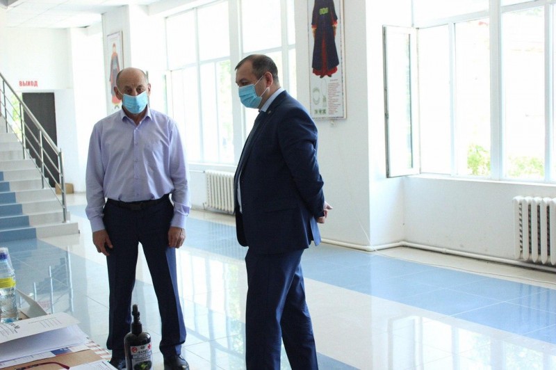 Агарагим Кагиргаджиев проинспектировал работу избирательного участка в Бабаюртовском районе