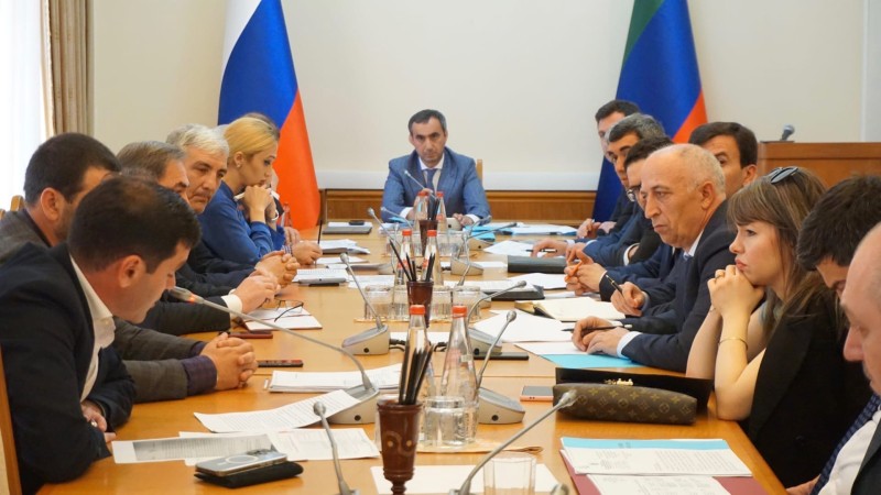 Заур Эминов провёл совещание по вопросу рассмотрения замечаний к проектам нормативных актов Правительства РД