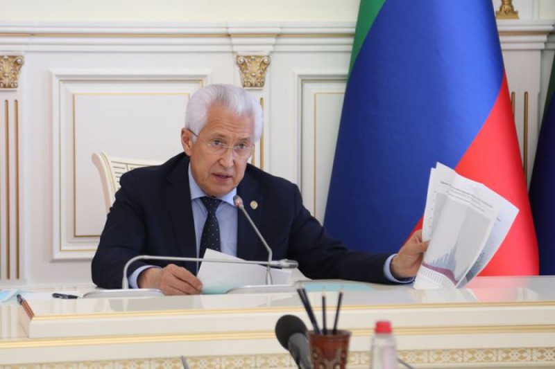 Чиновник, не уплачивающий налоги, не может работать на государственной службе