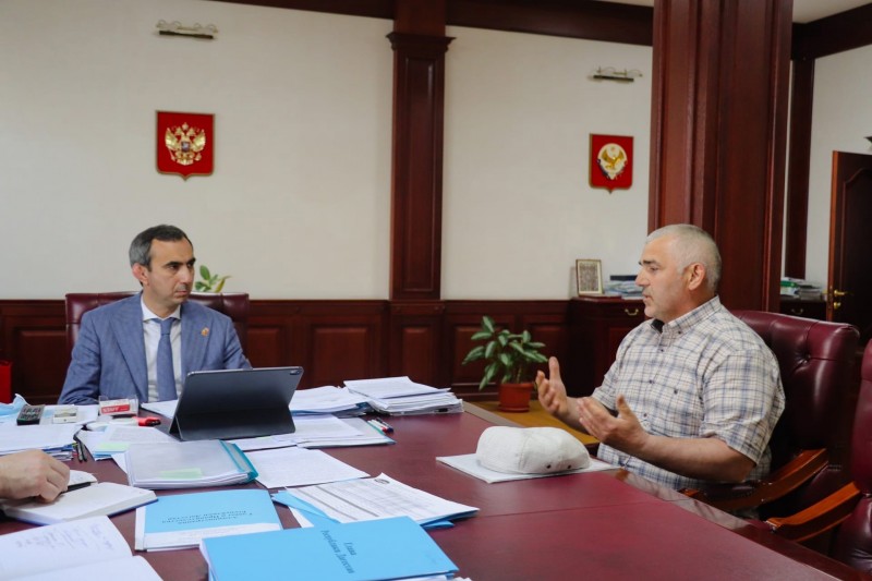 Заур Эминов провёл приём граждан в Минимуществе Дагестана