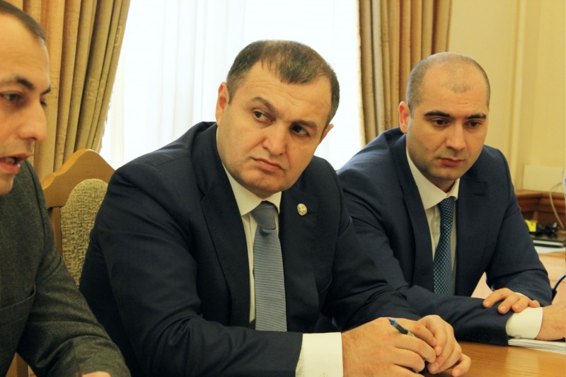 Вопрос ввода в эксплуатацию сетей спутниковых геодезических станций обсудили в Правительстве Дагестана