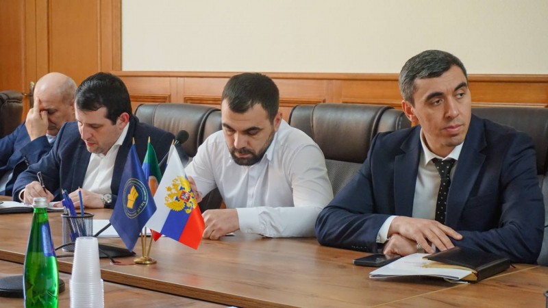 Заур Эминов провёл совещание Оргкомитета по подготовке и проведению конференции