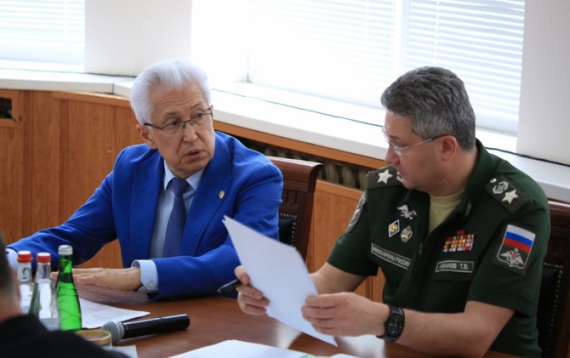 Владимир Васильев и Тимур Иванов провели совещание по вопросу строительства трех медцентров