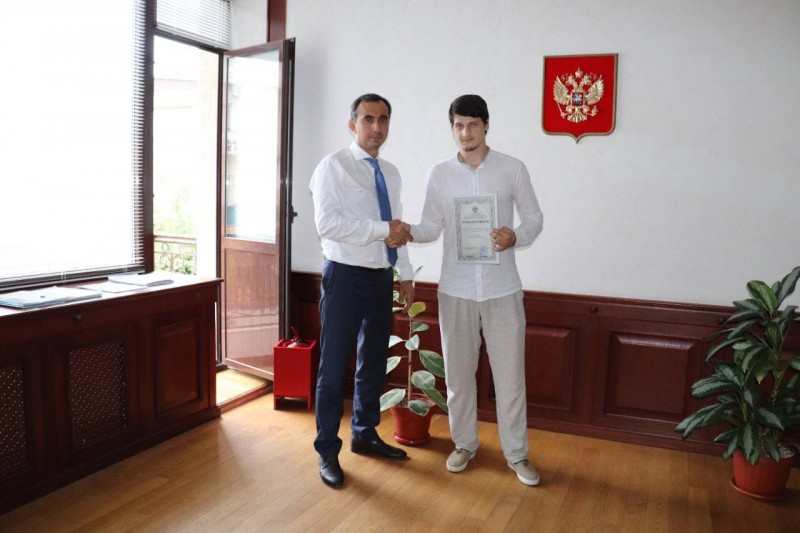 Заур Эминов поздравил выпускников ДГУНХ с успешным окончанием учебы