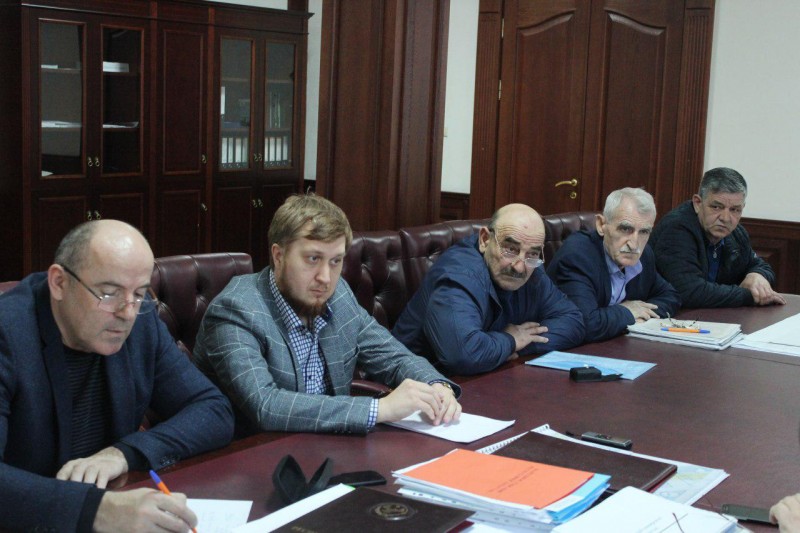 Министр по земельным и имущественным отношениям рассмотрел вопрос спорной ситуации между жителями села Львовский № 1 Бабаюртовского района и арендаторами земли