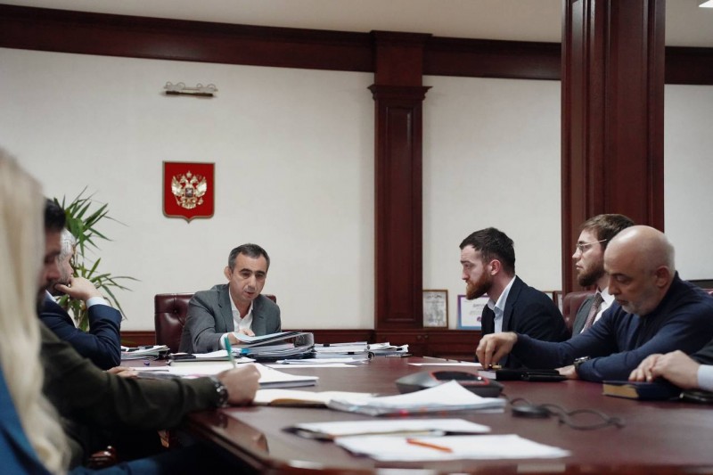 Герой России Темирлан Абуталимов ознакомился с деятельностью Минимущества Дагестана