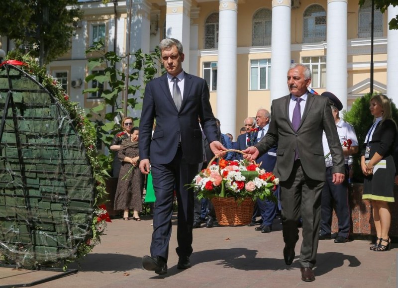 Владимир Васильев почтил память погибших сотрудников правоохранительных органов