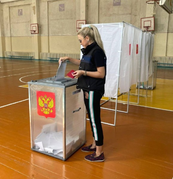 Диана Абдурахманова проголосовала на выборах депутатов ГД РФ и НС РД