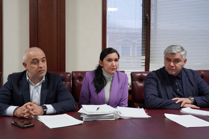 Заур Эминов встретился с инициативной группой жителей села Ахатлы