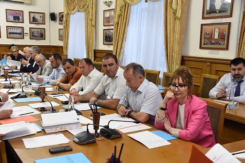 В парламенте рассмотрели вопрос о ходе исполнения Закона «Об управлении государственной собственностью Республики Дагестан»