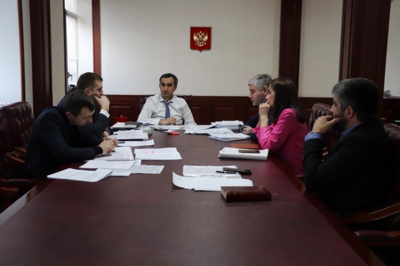 Заур Эминов провел рабочее совещание с сотрудниками Министерства
