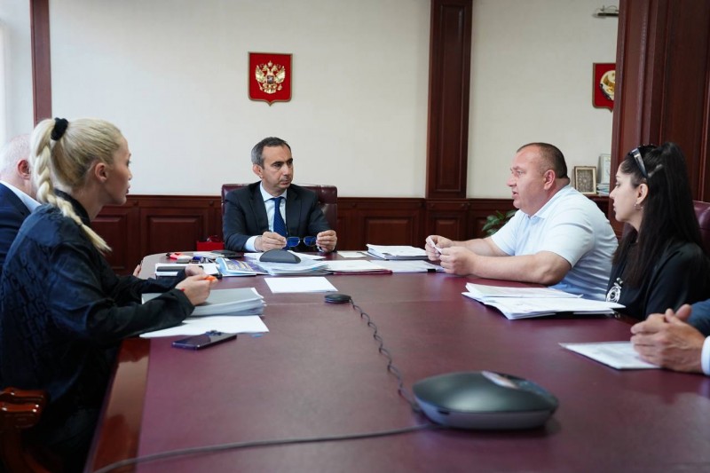 Глава Минимущества встретился с руководством Хасавюртовского района