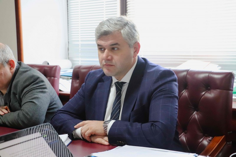 Заур Эминов провёл приём граждан в Минимуществе Дагестана