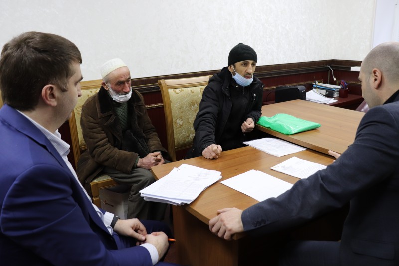 Первый заместитель министра по земельным и имущественным отношениям РД Мурад Алиев провел приём граждан