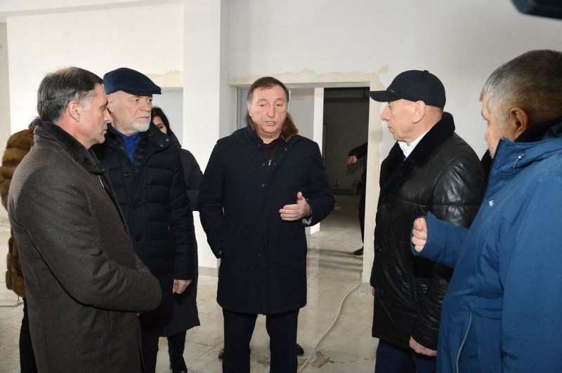Заур Эминов совместно с делегацией Народного собрания осмотрел ряд объектов в Бабаюртовском районе