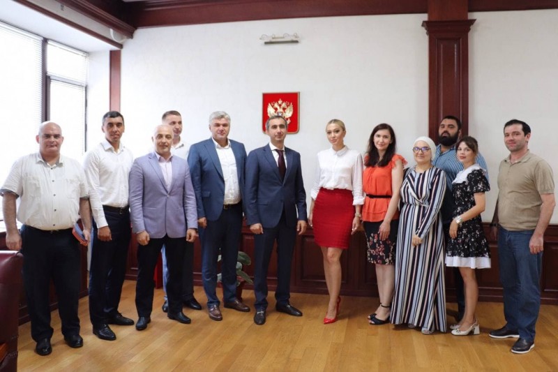 Коллектив Минимущества Дагестана поздравил Заура Эминова с Днём рождения