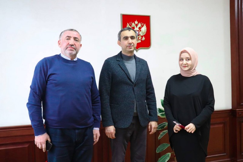 Заур Эминов вручил удостоверения своим первым общественным помощникам