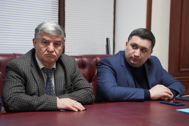 Заур Эминов встретился с инициативной группой жителей села Ахатлы