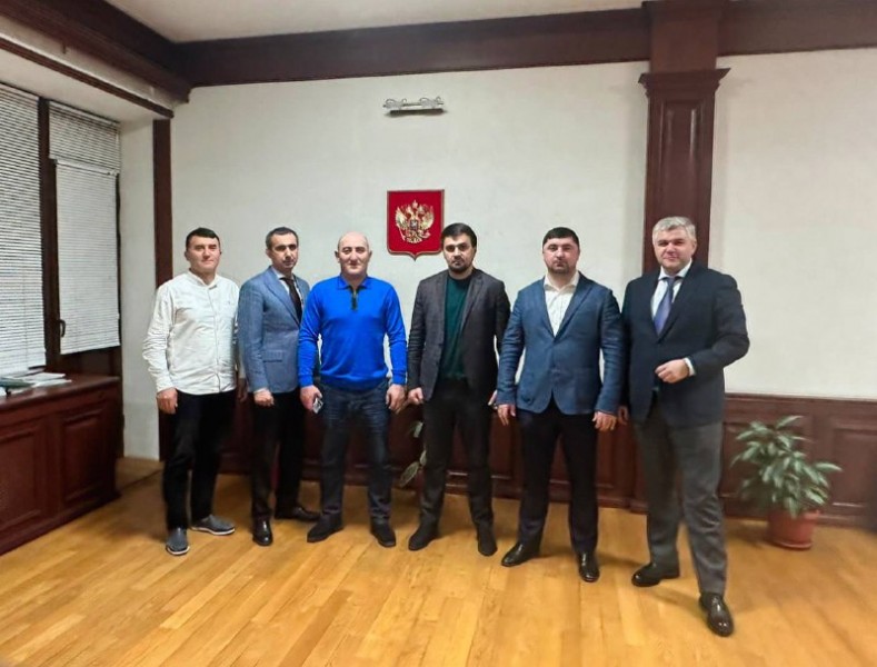 Глава Минимущества Заур Эминов встретился с активом Тляратинского района