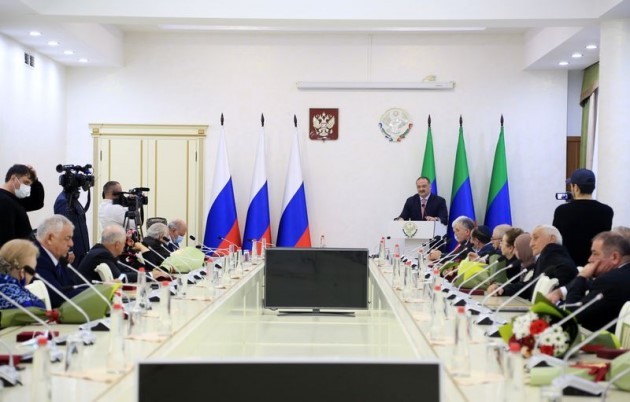 Сергей Меликов вручил госнаграды выдающимся дагестанцам в честь 100-летия Дагестанской АССР