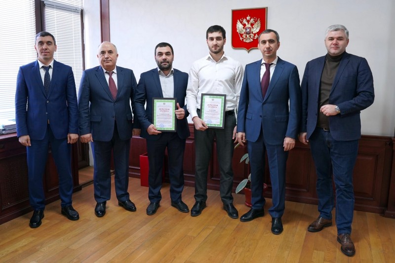 Сотрудников отдела распоряжения землями наградили Почетными грамотами от Минсельхозпрода Дагестана