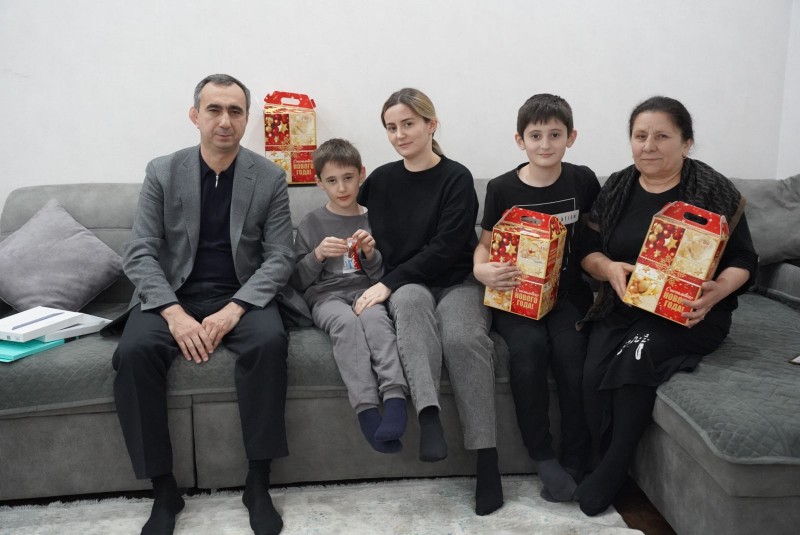 Заур Эминов вручил подарок 9-летнему Алихану из Махачкалы в рамках Всероссийской акции «Елка желаний»