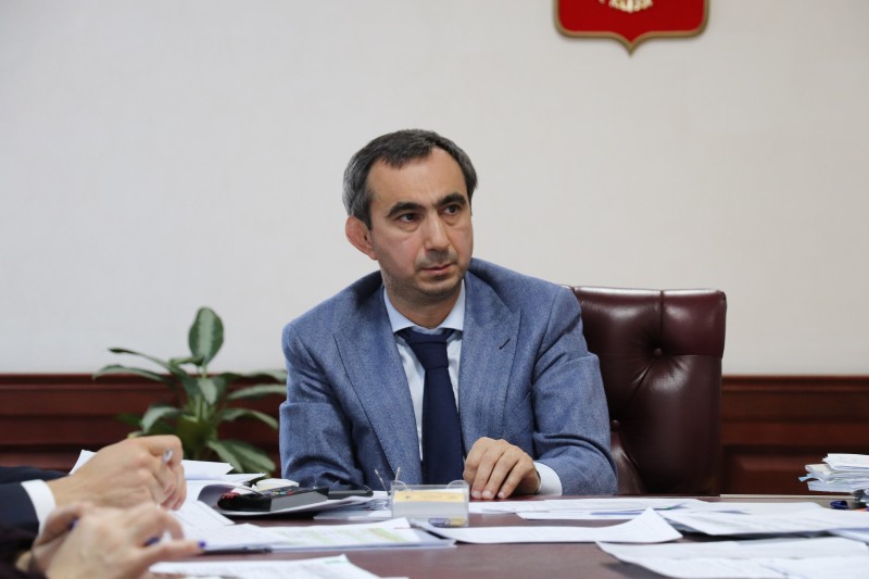 Заур Эминов провел совещание по вопросу поступления неналоговых доходов в республиканский бюджет