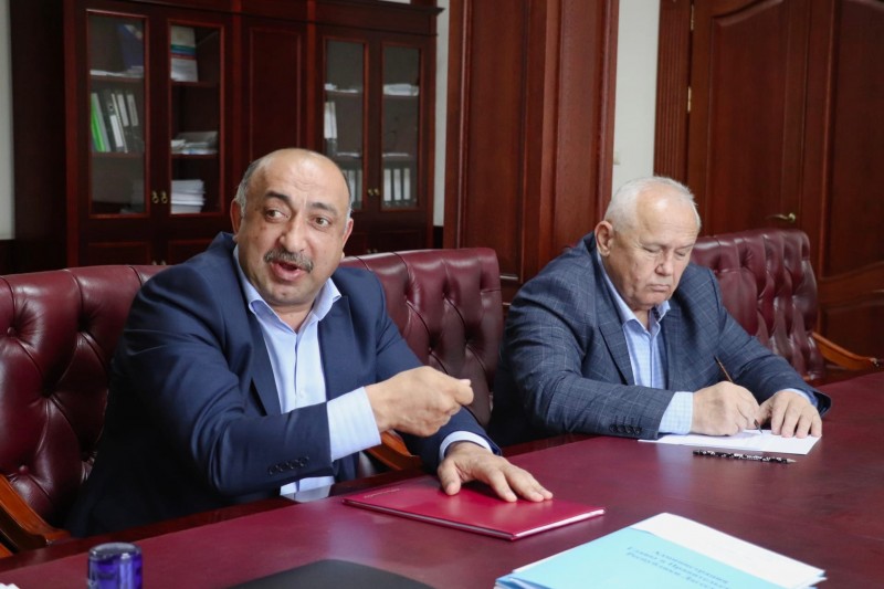 Заур Эминов провел рабочую встречу с Главой Кумторкалинского района