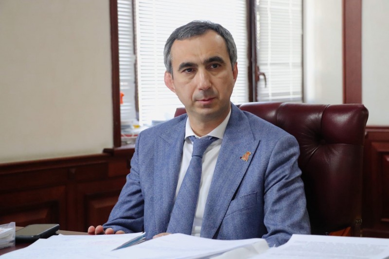 Заур Эминов провёл приём граждан в Минимуществе Дагестана