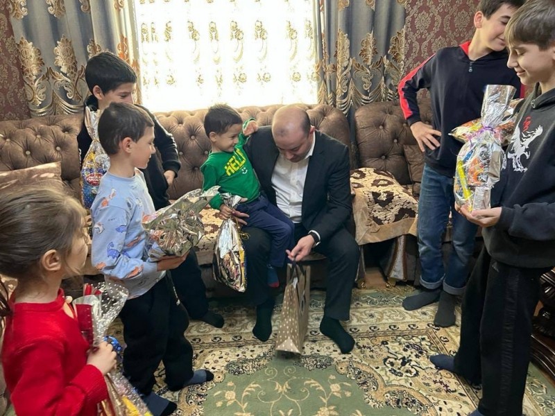 Заур Эминов исполнил мечту четырехлетнего Хамида Валиева в рамках Всероссийской благотворительной акции «Ёлка желаний»