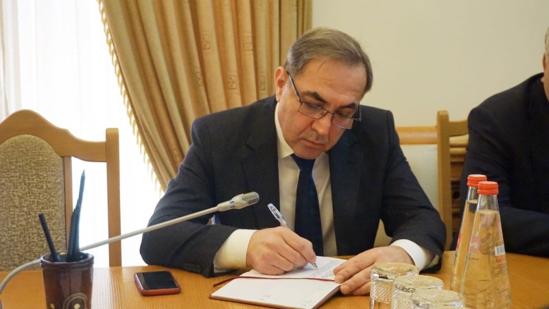 Заур Эминов провёл совещание по вопросу рассмотрения замечаний к проектам нормативных актов Правительства РД