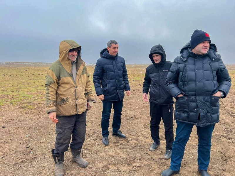 Сотрудники Минимущества провели осмотр земельного участка в Ногайском районе