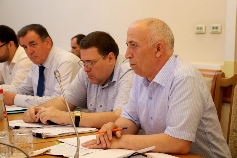 Под руководством Заура Эминова состоялось совещание по вопросу рассмотрения замечаний к проектам нормативно-правовых актов Правительства РД