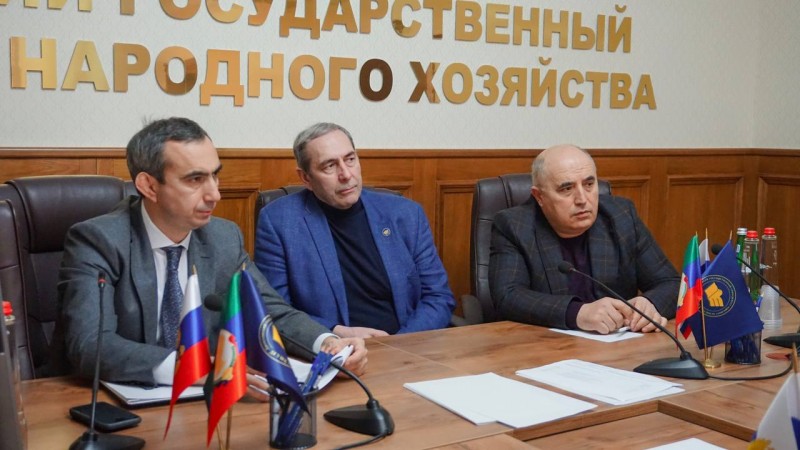Заур Эминов провёл совещание Оргкомитета по подготовке и проведению конференции