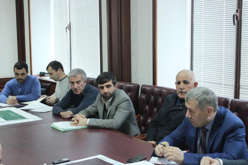 Министр по земельным и имущественным отношениям рассмотрел вопрос спорной ситуации между жителями села Львовский № 1 Бабаюртовского района и арендаторами земли