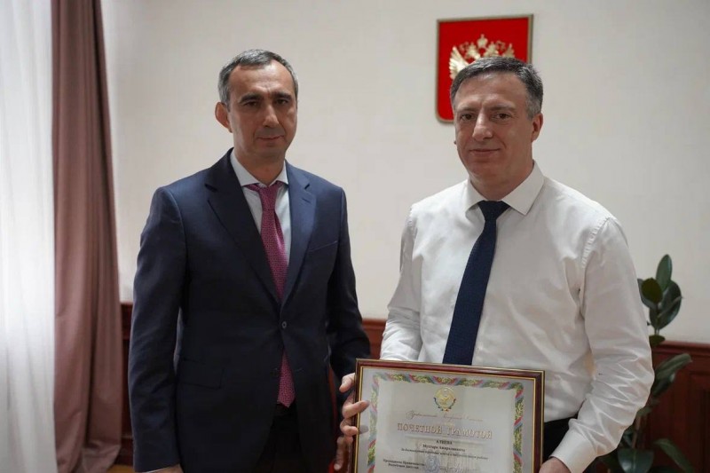 Председатель Правительства РД Абдулмуслим Абдулмуслимов наградил сотрудников Минимущества Дагестана Почетными грамотами и Благодарностями