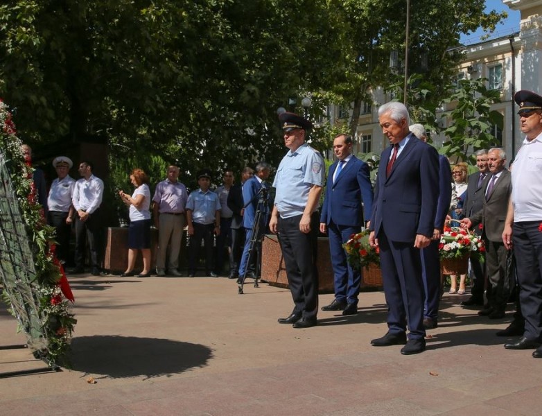 Владимир Васильев почтил память погибших сотрудников правоохранительных органов